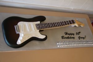 Gateau d'anniversaire en forme de guitare