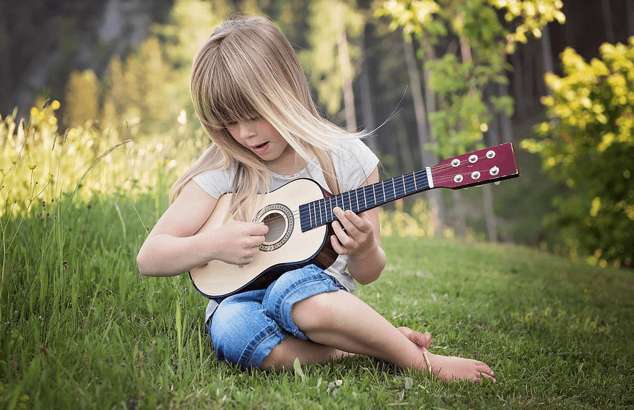 Petite fille avec guitare