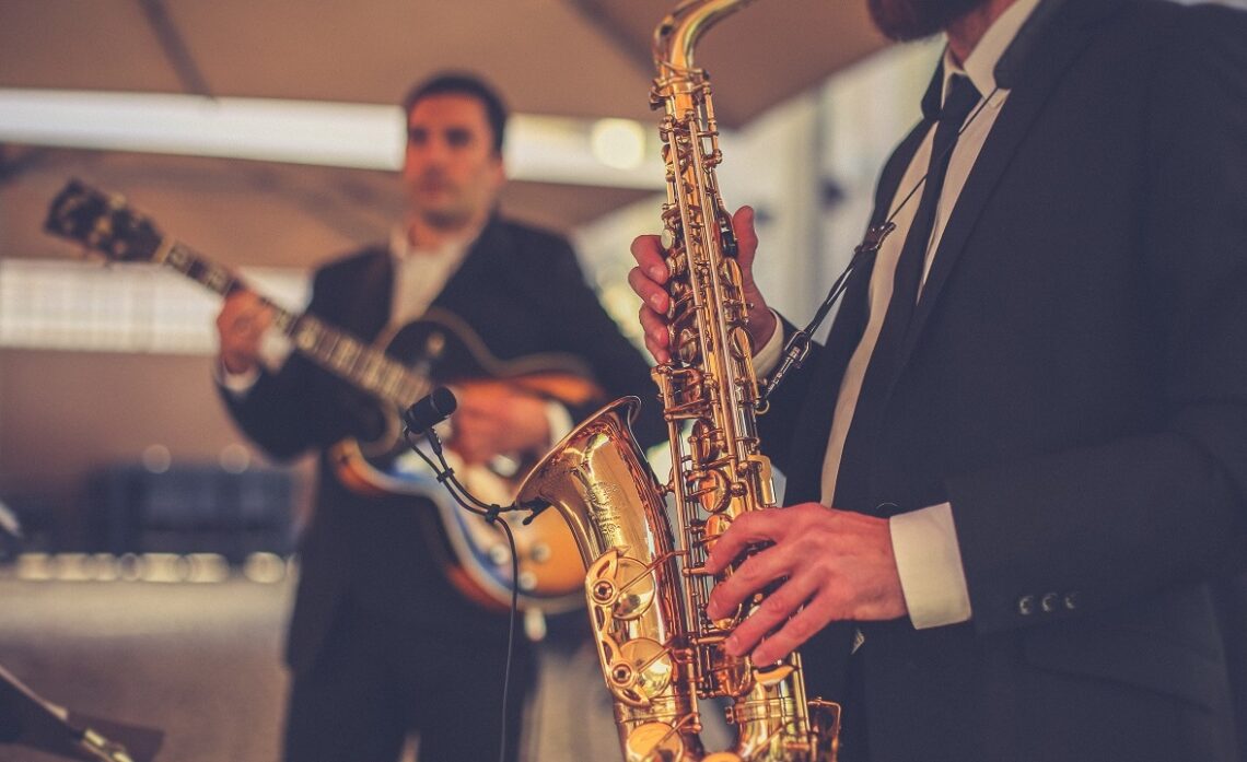 Réservez un DJ et un saxophoniste en direct