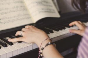 femme qui joue du piano