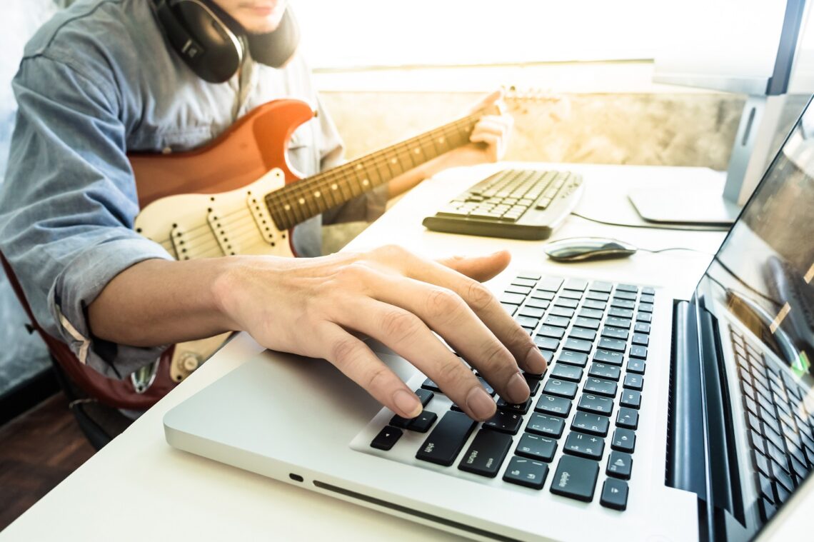 musicien professionnel enregistrant une guitare